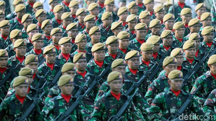 Presiden Jokowi Pimpin Upacara HUT TNI ke 72