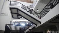 Tangga untuk menuju lantai atas masih seperti bentuk aslinya.