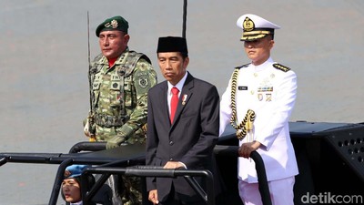 Jokowi Pimpin Upacara Peringatan HUT TNI ke-72
