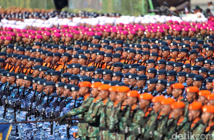 Rapi! itulah kata yang paling pantas disematkan kepada para pasukan TNI. Dihari jadinya yang ke-72 tahun, mereka menggelar beragam atraksi di Cilegon Banten. Begini aksinya.