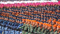 Baret warna-warni dari setiap marta berjalan rapi.