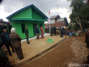 Kado HUT TNI, Mak Cacih Huni Rumah Baru
