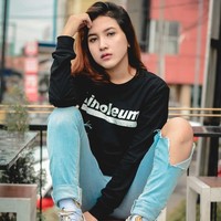 Modeling dan foto itu sebuah hobi, dan pekerjaanku ya di sini, di si merah ini, jd stop menghina pekerjaanku, dan menyangkut pautkan dengan hobi, ga semua yg doyan foto foto disebut model, model itu bnyak macemnya loh! tulis Erlina. Foto: Instagram