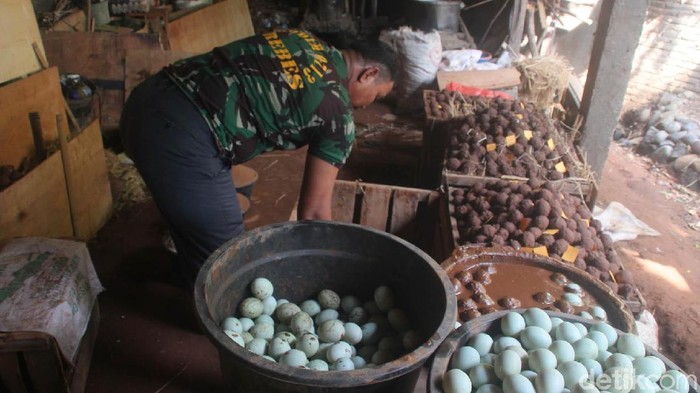 Tambah Penghasilan, Anggota Koramil Ini Jualan Telur Asin