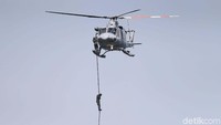 Prajurit TNI terjun dari helikopter.