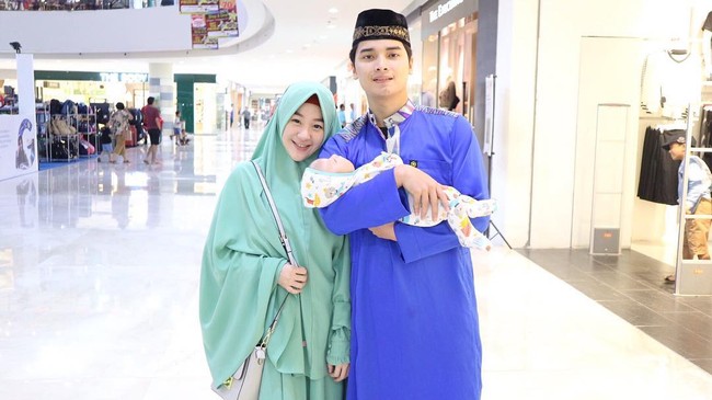 Bagaimana penampilan Larissa Chou ketika tampil dengan padu padan busana serba tosca? Gaya hijab syari Larissa Chou ini bisa menjadi inspirasi ketika pergi ke mal atau acara kasual lainnya. Foto: Dok. Instagram @alvin_411