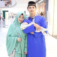 Bagaimana penampilan Larissa Chou ketika tampil dengan padu padan busana serba tosca? Gaya hijab syari Larissa Chou ini bisa menjadi inspirasi ketika pergi ke mal atau acara kasual lainnya. Foto: Dok. Instagram @alvin_411