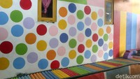 Ide Kampung Warna ini menarik wisatawan untuk berkunjung dan menjadikan pemasukan dari segi ekonomi bagi warga sekitar.