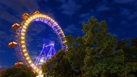 Bianglala yang ada di Wina, Austria ini merupakan bianglala tertua yang masih aktif digunakan wisatawan. Adanya sejak tahun 1897 (Wiener Riesenrad)