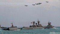 Begini atraksi laut yang dipamerkan oleh pasukan TNI Angkatan Laut beserta alutsistanya.