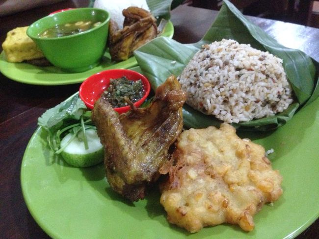 Nasi TO: Komplet! Nasi Tutug Oncom dengan Ayam Goreng Khas Sunda