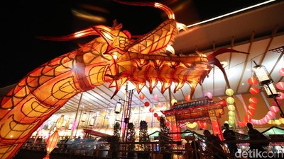 Indahnya Perayaan Kue Bulan dengan Lampion Naga