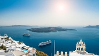 Santorini adalah pulau vulkanik yang berada di antara Pulau Ios dan Anafi, Yunani. Bayangkan saja Anda berada di tengah-tengah bangunan putih yang berada di tebing (Dok. Thinkstock)