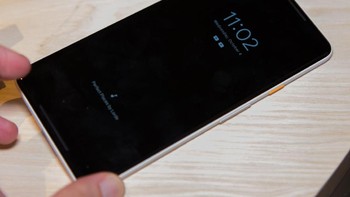 Pixel 2 hadir dalam tiga pilihan warna, yaitu Clearly White, Just Black, dan Kinda Blue. Harganya adalah USD 649 untuk versi 64 GB dan USD 749 untuk versi 128 GB. Foto: Ars Technica