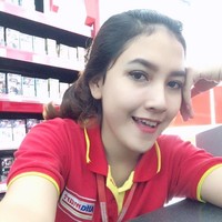 Di akun Instagramnya, wanita asal Purwakarta ini mengaku bernama Erlina Bila. Ia pun sering memposting foto selfie saat bekerja di Alfamart. Foto: Instagram