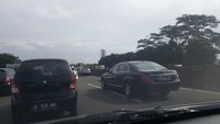 Pada September 2016, mobil Jokowi juga terpotret berada di tengah kemacetan di Tol Cibubur arah Jakarta. Motor dan mobil pengawal tak menyalakan sirine hanya tangan saja melambai meminta kendaraan menepi. Setelah dua motor besar lalu kendaraan Jeep Mercy, RI 1 ikut dibelakang. Tak ada penutupan jalan, semua normal saja. Kendaraan yang macet pun menepi perlahan menepi memberi jalan.