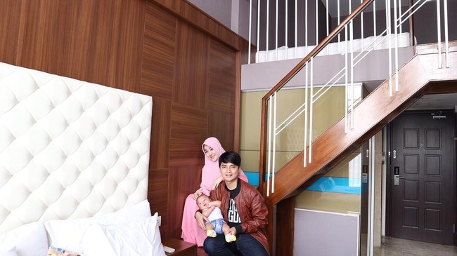 Wanita 21 tahun ini tampil mengenakan busana serba pink ketika pergi liburan bersama Alvin dan putra kecilnya. Tampaknya Larissa Chou suka dengan busana-busana yang polos dan matching. Foto: Dok. Instagram @alvin_411