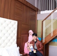 Wanita 21 tahun ini tampil mengenakan busana serba pink ketika pergi liburan bersama Alvin dan putra kecilnya. Tampaknya Larissa Chou suka dengan busana-busana yang polos dan matching. Foto: Dok. Instagram @alvin_411