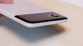 Kamera Pixel 2 XL beresolusi 12,2 megapixel dengan lensa f/1,8 dan optical image stabilization. Juga ada teknologi dual pixel untuk menghasikan efek bokeh. Foto: Ars Technica