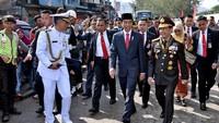 Semula Presiden berjalan kaki hanya didampingi perangkat Kepresidenan. Tak lama setelah berjalan kaki, Kapolri Jenderal Polisi Tito Karnavian yang juga terjebak dalam kemacetan turut mendampingi Presiden. 