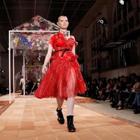 Koleksi Alexander McQueen Spring/Summer 2018 di Paris Fashion Week, Prancis, 2 Oktober 2017. Foto: REUTERS/Gonzalo Fuentes.