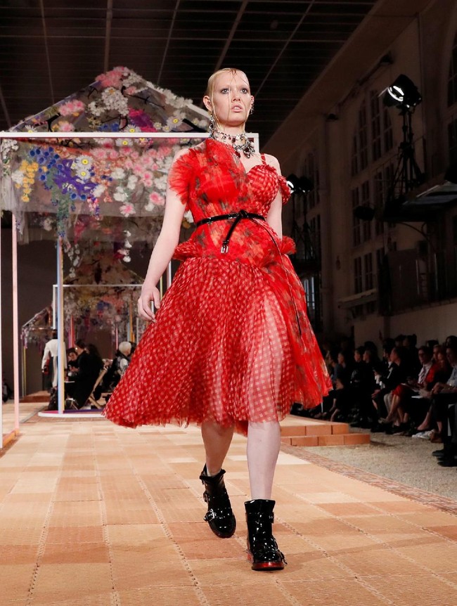 Koleksi Alexander McQueen Spring/Summer 2018 di Paris Fashion Week, Prancis, 2 Oktober 2017. Foto: REUTERS/Gonzalo Fuentes.