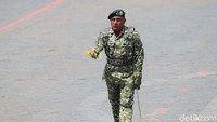 Bertindak selaku Komandan upacara Letjen TNI Edy Rahmayadi yang juga menjabat sebagai Pangkostrad.