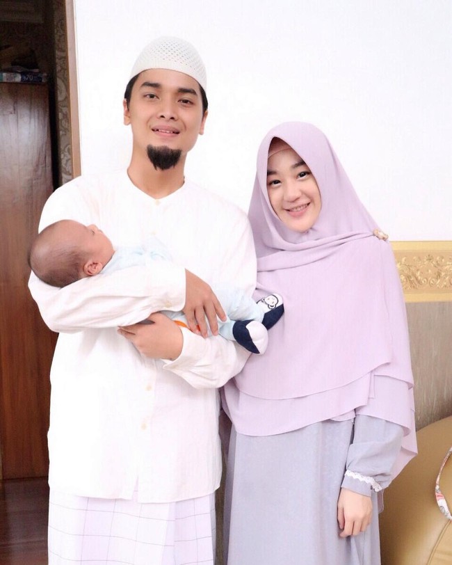 Gaya hijab simpel dan syari lainnya diperlihatkan Larissa Chou ketika memakai khimar ungu muda. Ia tak bermain dengan kreasi hijabnya tapi lebih memilih menambahkan bros bunga sebagai aksesori. Foto: Dok. Instagram @alvin_411