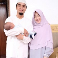 Gaya hijab simpel dan syari lainnya diperlihatkan Larissa Chou ketika memakai khimar ungu muda. Ia tak bermain dengan kreasi hijabnya tapi lebih memilih menambahkan bros bunga sebagai aksesori. Foto: Dok. Instagram @alvin_411