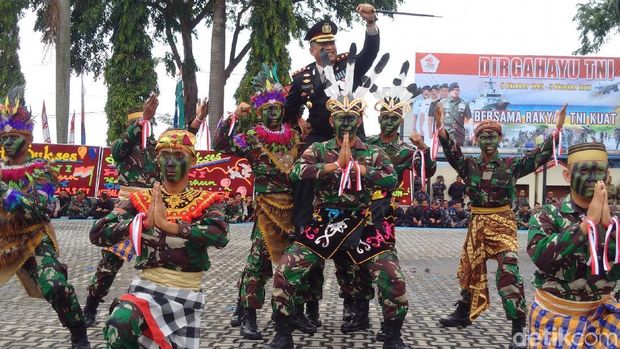 Kompak! HUT ke-72 TNI di Karimun Dirayakan di Kantor Polisi