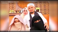 Ustaz Arifin Ilham memberikan tausyiah dan ketiga istrinya mendengarkan dengan seksama. Video itu disertai dengan tulisan soal 10 pilar keluarga sakinah. Foto: Facebook Arifin Ilham