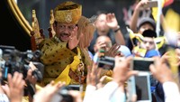 Pada Oktober 2017 lalu, Sultan Bolkiah merayaka 50 tahun bertakhta. Merayakan kepemimpinannya selama 50 tahun, atau biasa disebut Golden Jubilee, Sultan Bolkiah yang mengenakan pakaian kebesarannya yang berbahan brokat emas, duduk di kereta kencana berlapis emas dengan didampingi istrinya, Ratu Saleha (Foto: REUTERS/Ahim Rani)