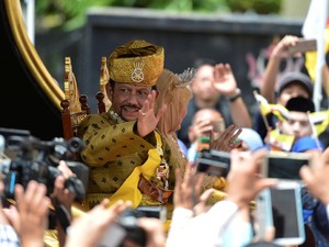 50 Tahun Bertakhta, Sultan Brunei Keliling Naik Kereta Kencana Emas