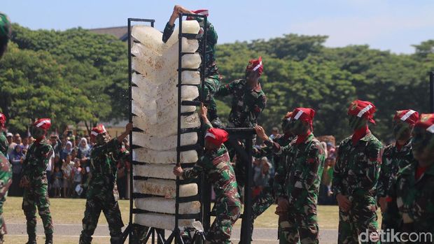 Tentara Dilindas Motor Saat HUT ke-72 TNI di Banda Aceh