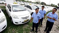 Dalam surat yang ditujukan kepada Bursa Efek Indonesia (BEI), manajemen PT Express Transindo Utama Tbk (TAXI) menyebut adanya rencana perusahaan menjual aset dan PHK karyawan. Ini karena menurunnya kinerja operasional yang ditandai dengan penurunan pendapatan.