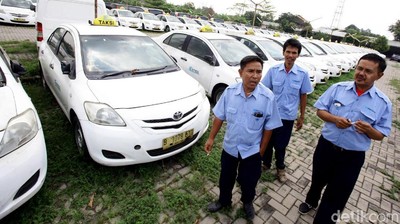 Foto: Kalah Saing dengan Taksi Online, Express PHK 250 Karyawan