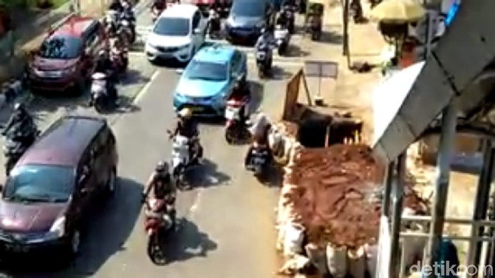 The Power of Emak-emak! Aksi Nekat Pemotor Lawan Arus Saat Macet