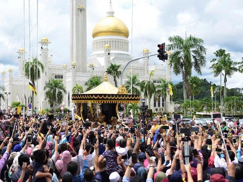 Kereta kencana berlapis emas yang membawa Sultan Brunei Hassanal Bolkiah