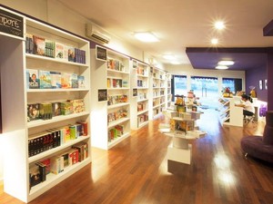 Mau Ngopi Sambil Baca Buku? Mampir Saja ke 5 Kafe dengan Koleksi Buku Ini