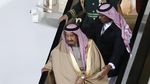 Langka! Saat Raja Salman Turun Tangga Gara-gara Eskalator Macet