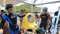 Caranya pun cukup mudah, traveler hanya perlu naik ke skuter kemudian petugas akan membantu untuk menyelam. Juga tidak membutuhkan pakaian khusus (Bali Underwater Scooter)