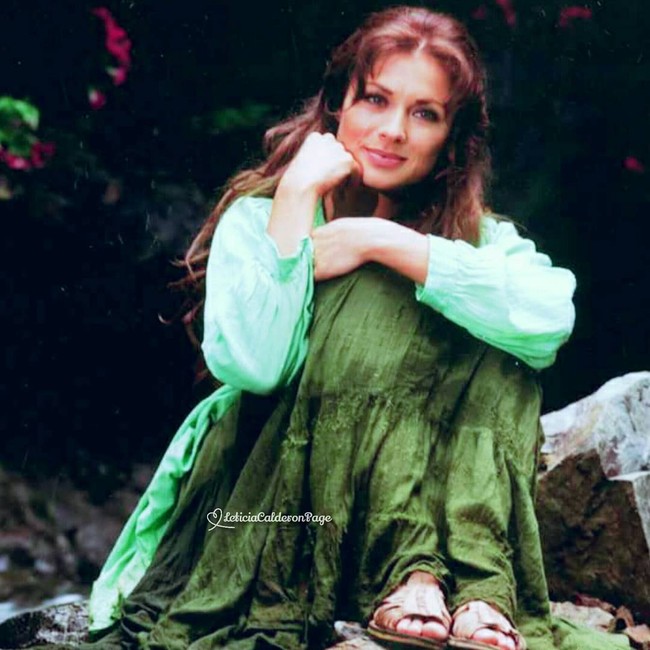 Saat memerankan Esmeralda di gadis buta namun bermata indah, Leticia Calderon masih berusia 29 tahun. Bagaimana penampilannya kini setelah lebih dari dua dekade berlalu? Foto: Instagram