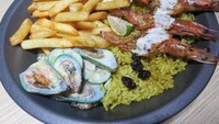 Mampir ke Fish Streat juga ada udang dalam menu seafood platter. Isinya ikan dori panggang, udang panggang, kerang hijau dan cumi-cumi panggang. Sedap mengenyangkan! Foto: dok. detikFood