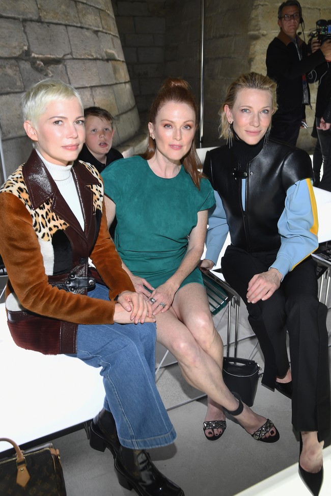 Fashion show Louis Vuitton di Paris Fashion Week Spring 2018 bertabur bintang. Mereka pun beradu memberikan gaya terbaiknya. Foto: Getty Images