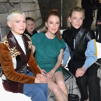 Fashion show Louis Vuitton di Paris Fashion Week Spring 2018 bertabur bintang. Mereka pun beradu memberikan gaya terbaiknya. Foto: Getty Images