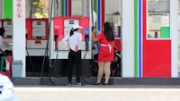 SPBU di Jl By Pass Ngurah Rai, Denpasar, Bali, Jumat (6/10/2017), membawa ciri khas SPG di ruangan ber-AC ke ruang terbuka. Sedikitnya ada 6 SPG di SPBU bernomor 54.801.50 tersebut dan mereka mengenakan seragam terusan berrok pendek.