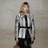 Aktris Prancis Lea Seydoux mengandalkan statement fur coat tabrak motif. Foto: Getty Images