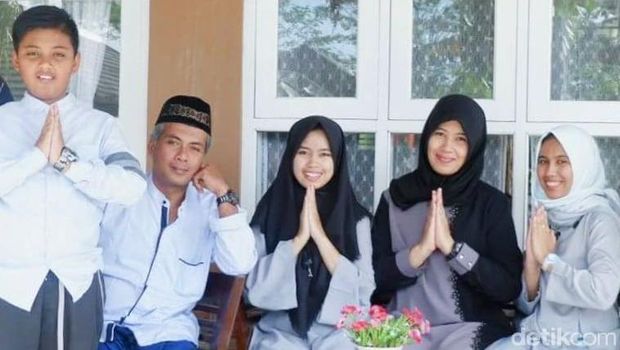 Hardadi bersama keluarganya. 