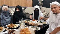 Istri pertama Yuni Syahla juga mengunggah foto bersama dua bidadari lainnya. Yuni menyebut keduanya adalah bidadari seperjuangan.   ??Buka Puasa Sunnah Senin Kamis Bersama Tiga Bidadari Seperjuangan dan Murabbi Zikir? ? Subhanallah ....Maafkan Jika Tidak Berkenan, InsyaAllah Niat Kami Untuk Uswah sahabat Sholeh Sholehah Tercinta?, tulis Yuni melalui akun Instagram-nya.