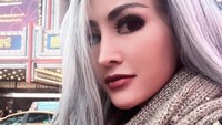 Alone tampil dengan rambut berwarna abu-abu kebiruan. Dok. Instagram/cynthiaraalona_real